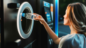 Junge Frau bei der R&uuml;ckgabe einer Pfandflasche im Supermarkt