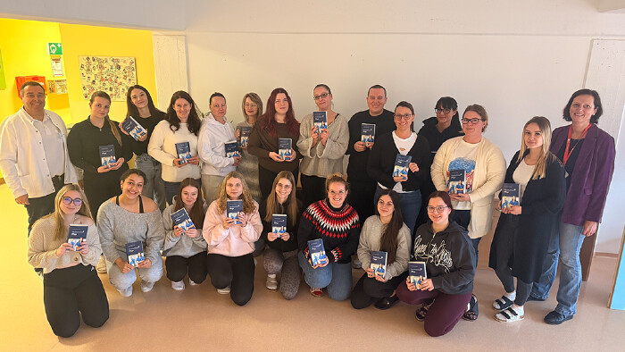 &Uuml;bergabe des Klinikleitfaden an Pflegekr&auml;fte