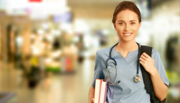 junge Krankenschwester mit Bücher und Stethoskop
