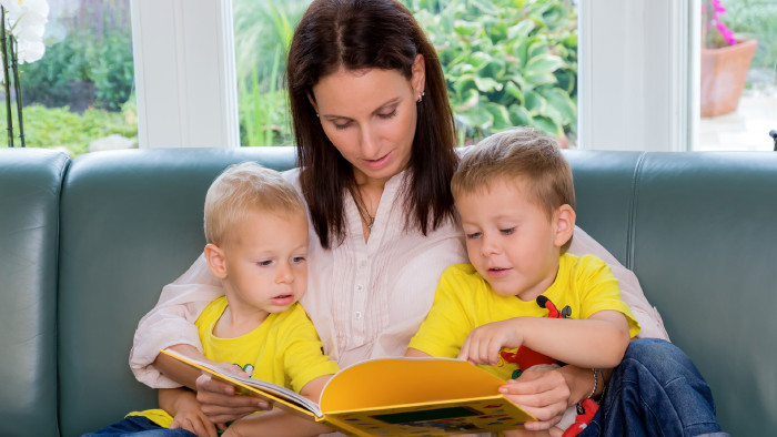 Mutter liest ihren 2 Kindern ein Buch vor © Gina Sanders , stock.adobe.com Mutter liest ihren 2 Kindern ein Buch vor © Gina Sanders , stock.adobe.com
