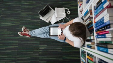Studentin lernt in der Bibliothek