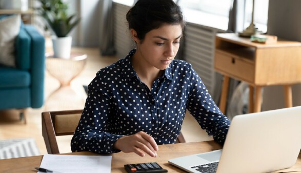 Junge Frau arbeitet am PC