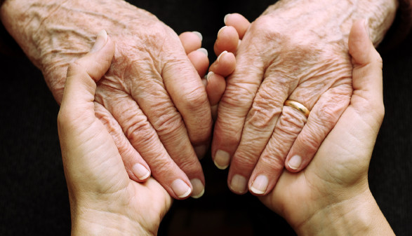 © micksoy, stock.adobe.com Jüngere Hand hält ältere Hand © micksoy, stock.adobe.com