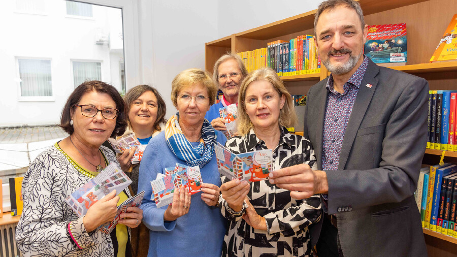 Das Team der AK-Bücherei Pöttsching mit AK-Präsident Gerhard Michalitsch.