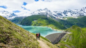 Wanderer unterwegs im Nationalpark Hohe Tauern im Salzburger Land