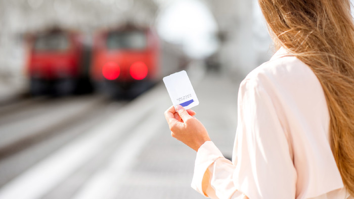 Frau mit Ticket in der Hand