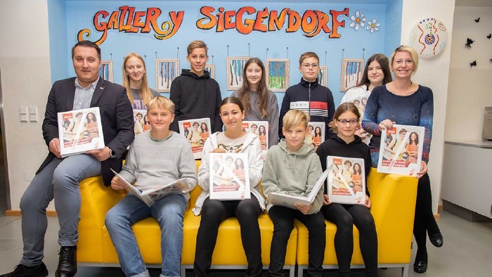 BO-Mappen für die Schüler:innen der Mittelschule Siegendorf. Übergeben wurden sie von AK-Vizepräsident Bernd Weiss und AK-Vorstandsmitglied Dorottya Kickinger. © AK Burgenland, AK Burgenland BO Mappen © AK Burgenland, AK Burgenland