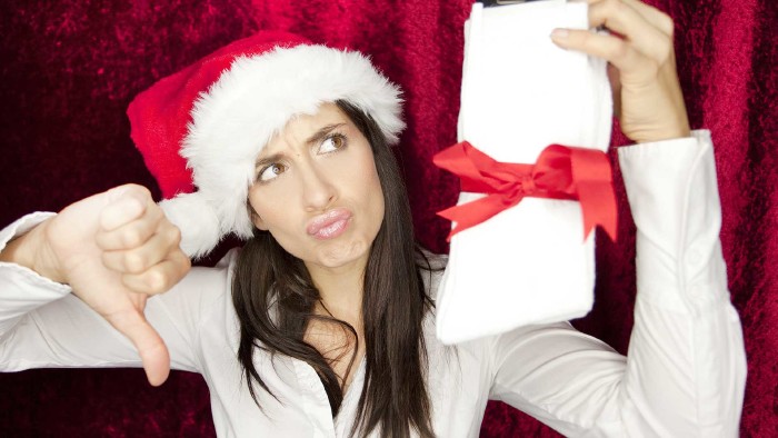 Frau mit Weihnachtsmütze gefällt das Geschenk nicht © drubig-photo, stock.adobe.com Frau mit Weihnachtsmütze gefällt das Geschenk nicht © drubig-photo, stock.adobe.com
