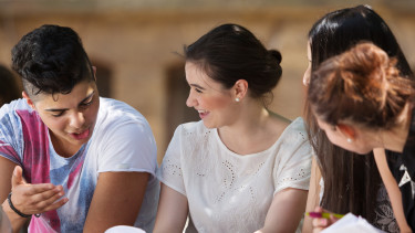 Schüler sitzen im Schulhof © Christian Schwier , stock.adobe.com