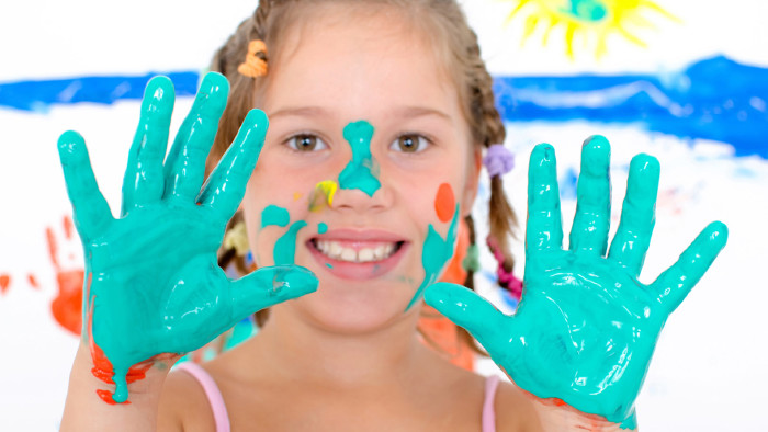 Kind mit Fingermalfarben © St-Fotograf, stock.adobe.com Kind mit Fingermalfarben © St-Fotograf, stock.adobe.com