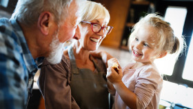Glückliche Großeltern, die lustige Zeiten mit Kindern zu Hause haben