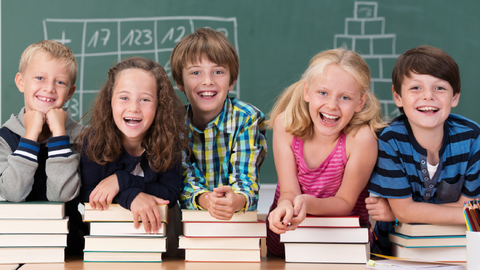 Schüler stützen sich auf Schulbücher © contrastwerkstatt , stock.adobe.com Schüler stützen sich auf Schulbücher © contrastwerkstatt , stock.adobe.com