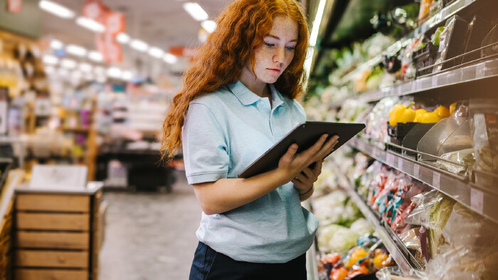 Junge Verkäuferin im Supermarkt