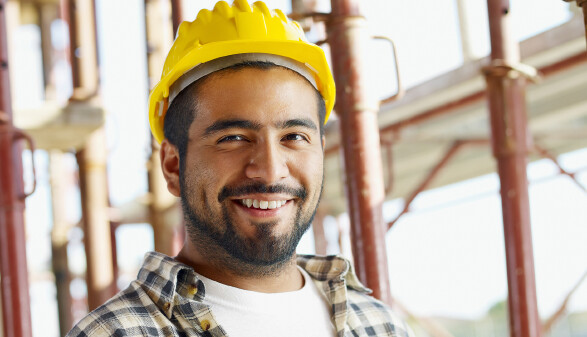 Bauarbeiter mit Schutzhelm