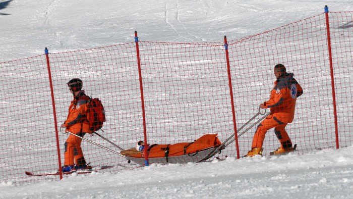 Verletzter Skifahrer wird mit einem Akia abtransportiert © Christian Fellini, stock.adobe.com