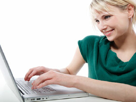 Junge Frau arbeiten am Laptop