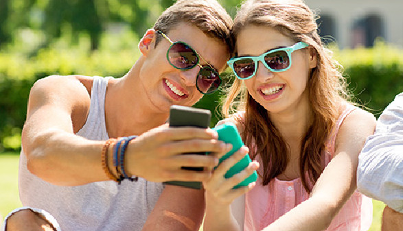 Jugendliche mit Smartphones © Syda Productions, Fotolia.com Jugendliche mit Smartphones © Syda Productions, Fotolia.com