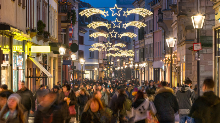 Einkaufsstraße zur Weihnachtszeit © eyetronic , stock.adobe.com Einkaufsstraße zur Weihnachtszeit © eyetronic , stock.adobe.com