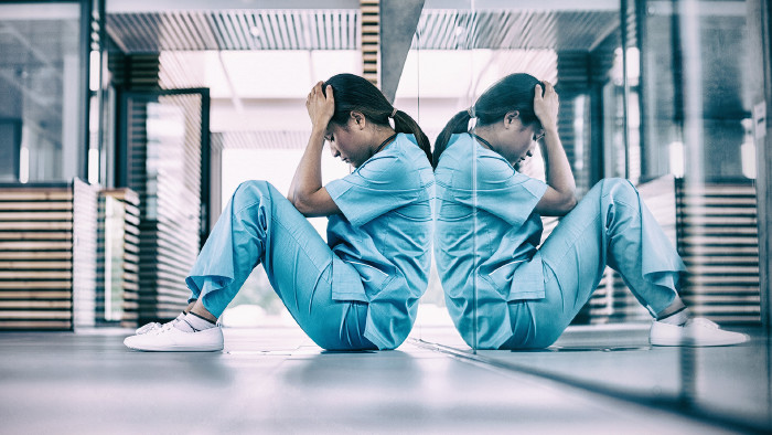 Gestresste Krankenschwester sitzt auf dem Boden. © WavebreakMediaMicro, Adobe Stock
