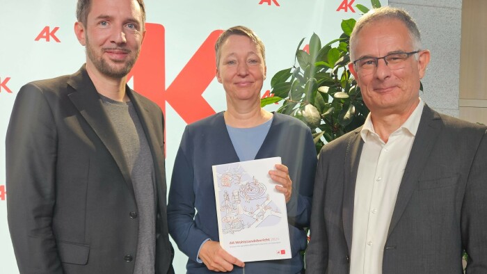 v.l.n.r.: Die AK Expert:innen Lukas Oberndorfer, Sybille Pirklbauer und Markus Marterbauer mit dem 7. AK Wohlstandsbericht.