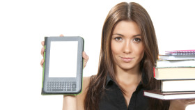 Frau hält in der einen Hand einen Stapel Bücher in der anderen ein ebook