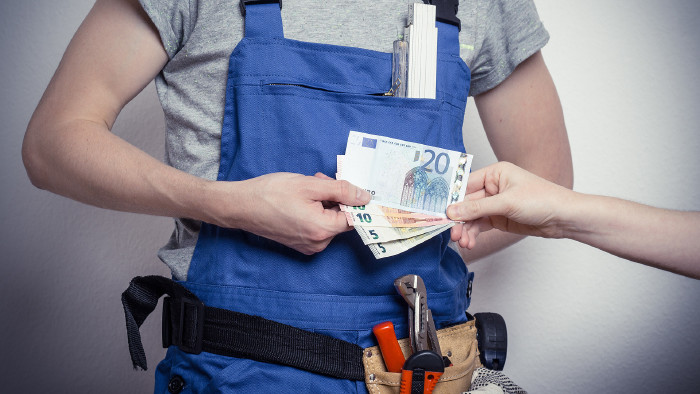 Bauhandwerker bekommt Geldscheine