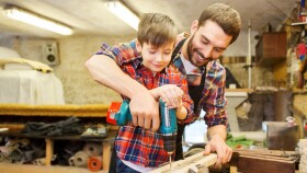 Papa und Sohn beim Basteln