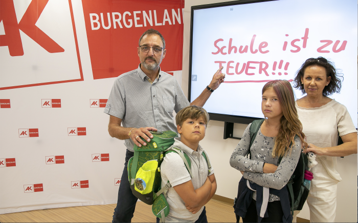 AK-Präsident Gerhard Michalitsch mit Konstantin und Elina sowie Leiterin der AK-Bildungsabteilung Mag. Claudia Kreiner-Ebinger © Felder, AK Burgenland AK-Präsident Gerhard Michalitsch mit Konstantin und Elina sowie Leiterin der AK-Bildungsabteilung Mag. Claudia Kreiner-Ebinger © Felder, AK Burgenland