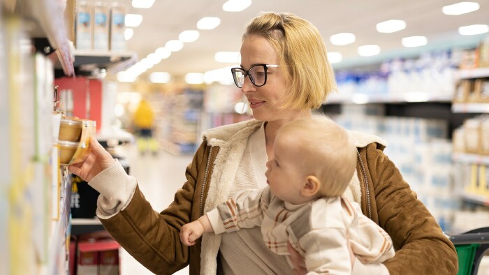 Mutter mit Kind im Supermarkt