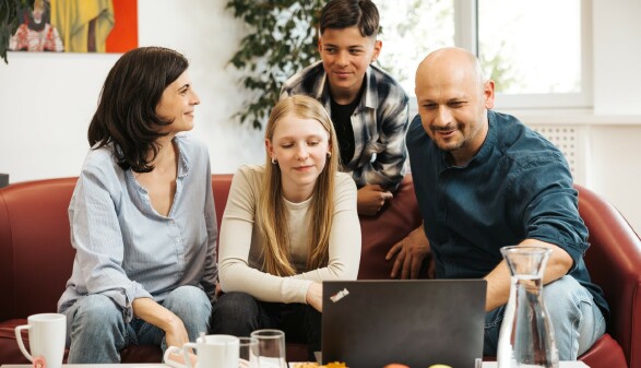 AK Expert:innen mit Sch&uuml;ler:innen auf der Berufsinfomesse L14