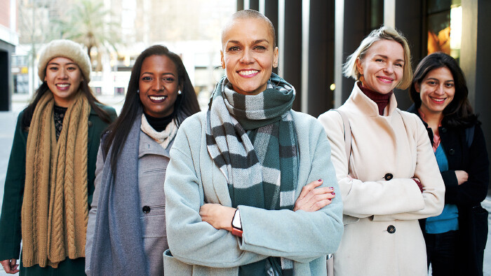 Eine Gruppe junger und selbstbewusster Frauen