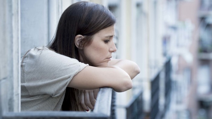 © Wordley Calvo Stock, stock.adobe.com Junge Frau steht besorgt auf dem Balkon © Wordley Calvo Stock, stock.adobe.com