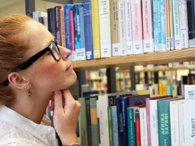 Frau stöbert in Bibliothek © Claudia Nagel/stock.adobe.com, AK Stmk