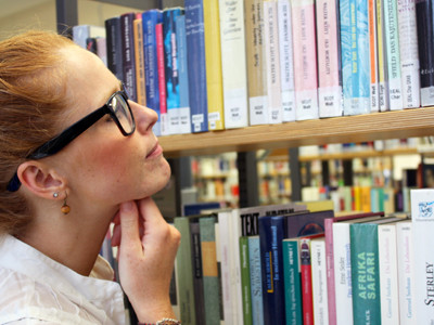 Frau stöbert in Bibliothek © Claudia Nagel/stock.adobe.com, AK Stmk Frau stöbert in Bibliothek © Claudia Nagel/stock.adobe.com, AK Stmk