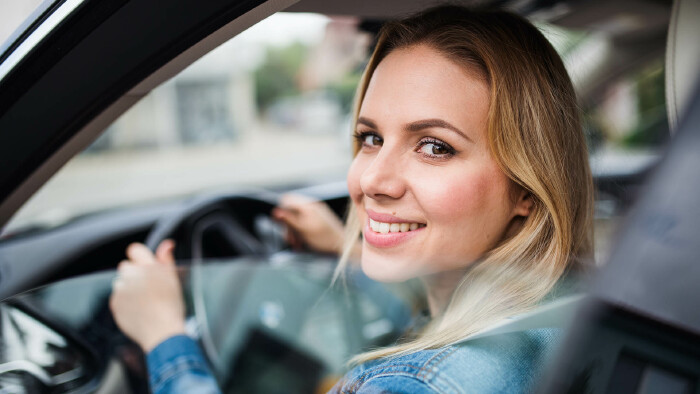 Autofahrerin am Steuer