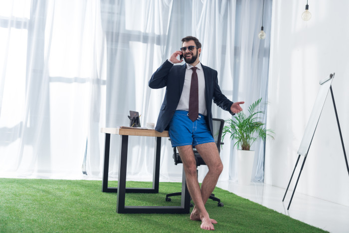 Kleidervorschriften bei sommerlicher Hitze? © AdobeStock, AdobeStock Kleidervorschriften bei sommerlicher Hitze? © AdobeStock, AdobeStock