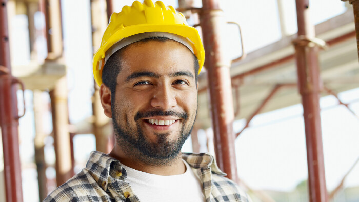 Bauarbeiter mit Schutzhelm